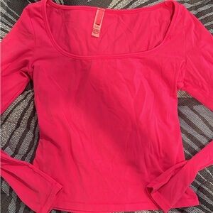 Skims scoop neck pink long sleeve top, size M used condition